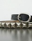 [2F / 新入荷 & ブログ] Kingsley Walter Studio / Godard Haberdashery Albert スタッズカラー：ブラック 価格：¥104,500（税込） 昨シーズンに登場した、無骨でハードな存在感が魅力の38mm幅ベルト「BARENS」に続き、今シーズンはドレスコーデにも自然に溶け込む20mm幅のナローベルト「Albert」が仲間入りしました。詳しくは本日のブログをご覧ください🫡 【お問い合わせ先】Fashionformstudio TEL: 03-5772-9622 〒151-0051 東京都渋谷区千駄ヶ谷2丁目7-13
