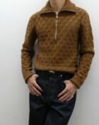 【新入荷＆ブログ】 @walesbonner のACOUSTIC JUMPERが入荷しました。 伝統的なケーブルニットの風合いを大切にしながら、現代的な洗練と上品さを兼ね備えた一着です。 今シーズンのWales Bonnerはインドの文化・音楽・建築からインスピレーションを得ており、その背景を知るとさらに奥深い魅力を感じられるアイテムです👍 詳しくは本日のブログをご覧ください！ [お問い合わせ] Fashionformstudio 〒151-0051 東京都渋谷区千駄ヶ谷2丁目7-13 TEL: 03-5772-9622