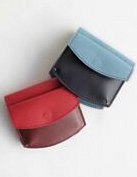 [新着入荷] DECHAMPS ブリッジウォレット - ファイングレインレザー／パレットカーフスキン カラー：ドーファン／カバン、レッド／セルヴィッジ 価格：¥91,300（税込） @dechamps.paris 【お問い合わせ】 Fashionformstudio TEL: 03-5772-9622 e-mail: info@fashionformstudio.com